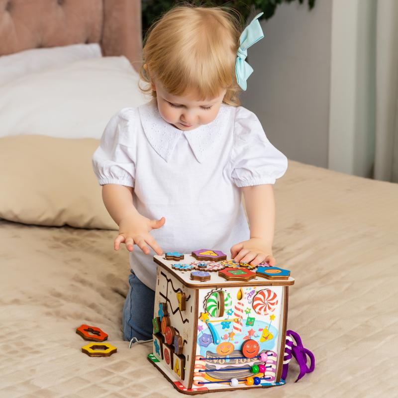 Бизиборд кубик Смайлики на дне рождения фото