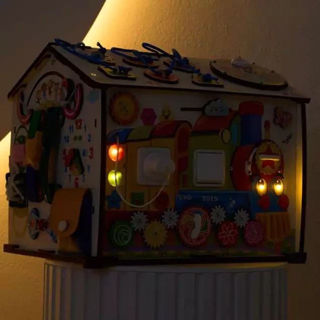 Бизиборд домик Смайлики на паровозике со светом